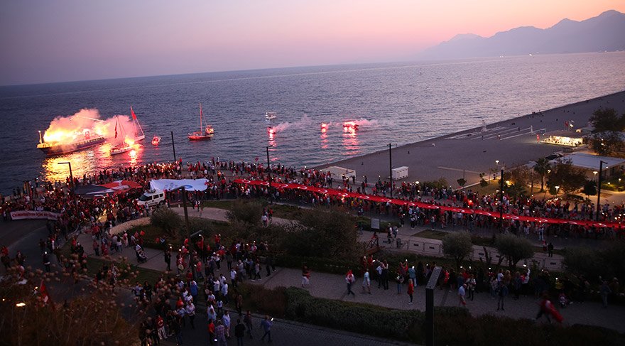 ANTALYA'DA, 29 EKİM CUMHURİYET BAYRAMI DOLAYISIYLA 400 METRELİK TÜRK BAYRAĞI EŞLİĞİNDE FENER ALAYI DÜZENLENDİ.