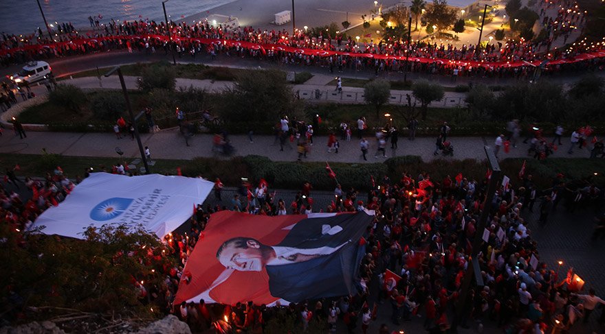 ANTALYA'DA, 29 EKİM CUMHURİYET BAYRAMI DOLAYISIYLA 400 METRELİK TÜRK BAYRAĞI EŞLİĞİNDE FENER ALAYI DÜZENLENDİ.