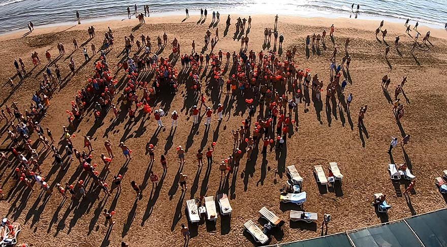 ANTALYA'NIN MANAVGAT İLÇESİNDE BİR OTELDE TATİL YAPAN TURISTLER, DÜZENLENEN ORGANİZASYONLA 29 EKİM CUMHURİYET BAYRAMI'NI KUTLADI.