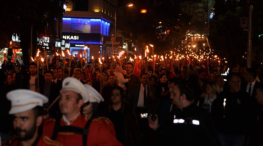 29 EKİM CUMHURİYET BAYRAMI KUTLAMALARI KAPSAMINDA BİLECİK VALİLİĞİNCE FENER ALAYI GERÇEKLEŞTİRİLDİ. VATANDAŞLAR, ELLERİNDE TÜRK BAYRAKLARI VE MEŞALELERLE YÜRÜDÜ.