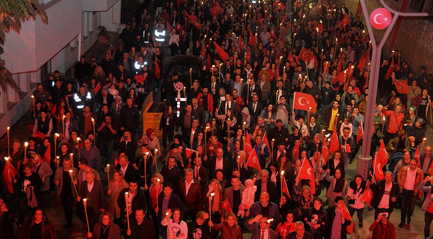 29 EKİM CUMHURİYET BAYRAMI KUTLAMALARI KAPSAMINDA BİLECİK VALİLİĞİNCE FENER ALAYI GERÇEKLEŞTİRİLDİ. VATANDAŞLAR, ELLERİNDE TÜRK BAYRAKLARI VE MEŞALELERLE YÜRÜDÜ.