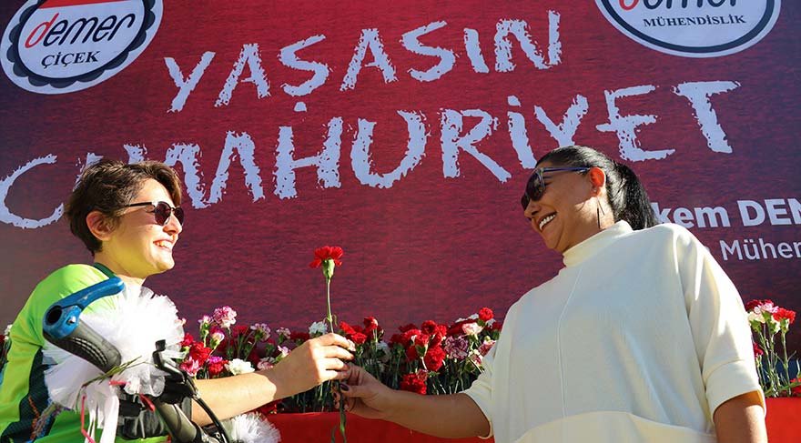 BURDUR'DA CUMHURİYETİN 96. KURULUŞ YIL DÖNÜMÜ DOLAYISIYLA BİR ÇİÇEK FİRMASI TARAFINDAN 10 BİN KARANFİL DAĞITILDI.