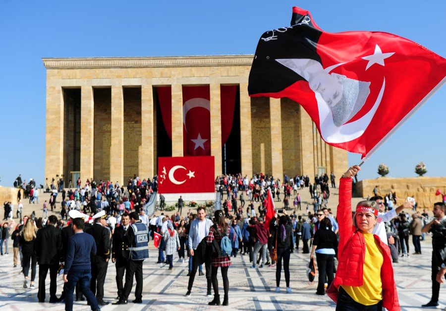 Cumhuriyet'in 96'ncı yılı nedeniyle vatandaşlar Anıtkabir'e gelerek ziyarette bulundu.