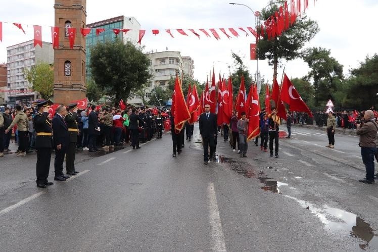 Siirt'te kutlamalar valilik binası önünde başladı.