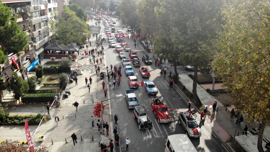 Kadıköy Belediyesi tarafından düzenlenen organizasyonda İstanbul Klasik Otomobilciler Derneği 96 klasik otomobil ile Kadıköy'den Dolmabahçe'ye uzanan Cumhuriyet Konvoyu oluşturdu.