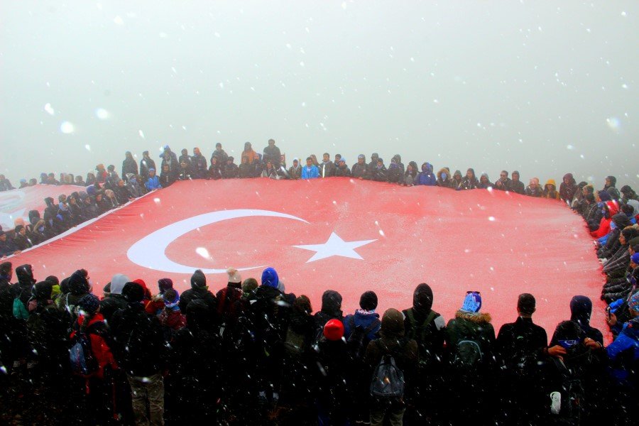 Cumhuriyet Bayramı'nın 96 yıl dönümü sebebiyle Erzumrum'da tırmanış düzenlendi. Amatör dağcılar ve öğrenciler kar yağışı altında Palandöken'in 3 bin 176 metredeki zirveye tırmandı.