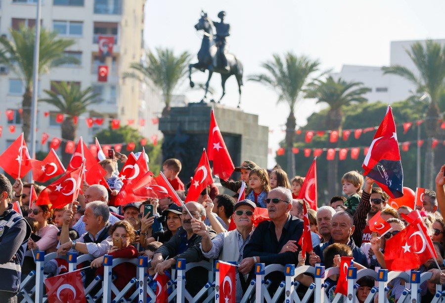 İzmir'de 29 Ekim Cumhuriyet Bayramı, Cumhuriyet Meydanında düzenlenen törenle kutlandı. Etkinlik, geçit töreniyle son buldu.