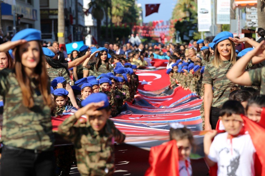 İskendrun'da anaokulu öğrencileri 29 Ekim törenlerinde 150 metrelik bayrak açtılar. Asker selamı ile tören geçidi yaparak Barış Pınarı Harekatı'na selam gönderdiler.