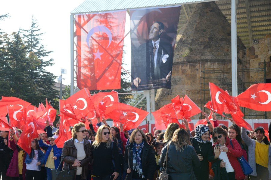 Kırşehir'de 29 Ekim Cumhuriyet Bayramı, Cacabey Meydanı'nda düzenlenen törenle kutlandı.