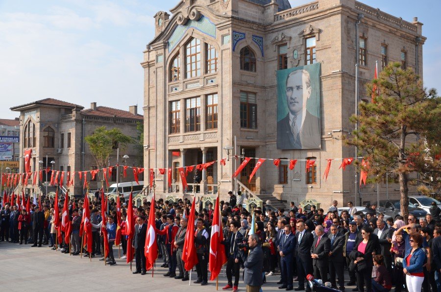 Cumhuriyet Bayramı tüm yurtta olduğu gibi Aksaray'da da çeşitli etkinliklerle kutlandı.