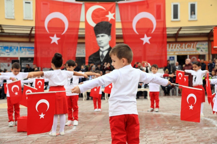 Malatya'nın Darende ilçesinde 29 Ekim Cumhuriyet Bayramı törenlerle kutlandı.