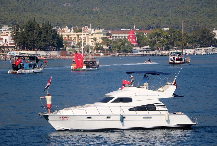 Antalya'nın Kemer ilçesinde 29 Ekim Cumhuriyet Bayramı dolayısıyla marinada bulunan yatçılar denizde Türk Bayrağı açarak toplu geçiş seremonisi yaptı.