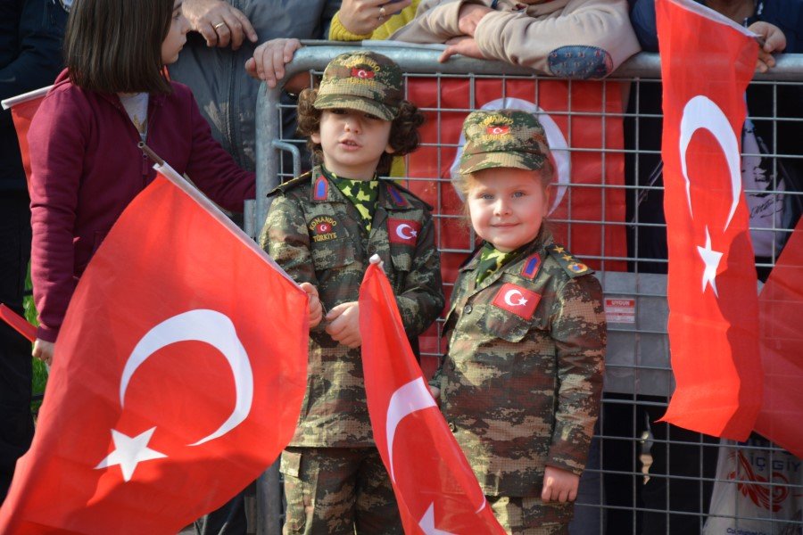 Antalya'nın kemer içesinde 29 Ekim Cumhuriyet bayramı dolayısıyla marinada bulunan yatçılar denizde Türk Bayrağı açarak toplu geçiş seremonisi yaptı.