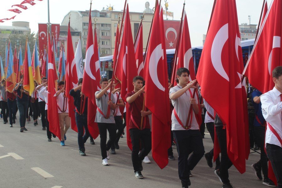 Kocaeli'de yaşayan 2 askerin art arda şehit olması nedeniyle halk oyunu gösterileri iptal edildi.