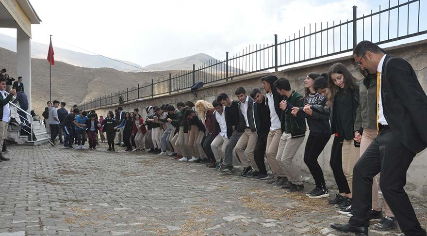HAKKARİ'NİN YÜKSEKOVA İLÇESİNE BAĞLI ESENDERE BELDESİNDE 29 EKİM CUMHURİYET BAYRAMI HALAYLARLA KUTLANDI.