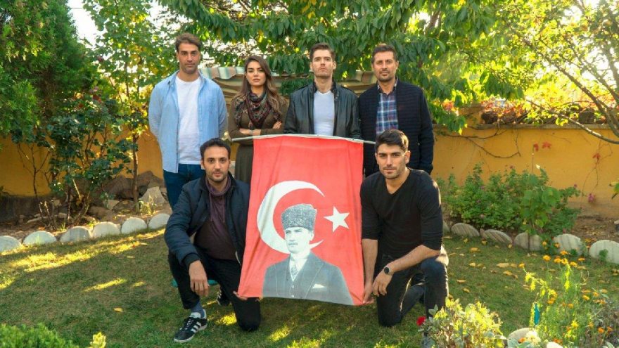 Savaşçı dizisinin efsane ekibi ‘Kılıç Timi’nden Atatürk bayraklı Cumhuriyet mesajı