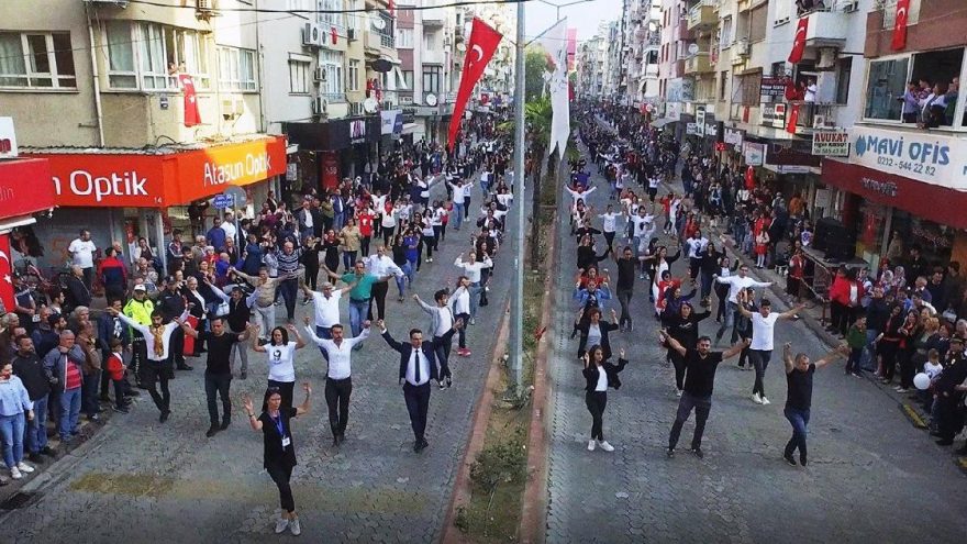 Binlerce kişiden 29 Ekim zeybeği