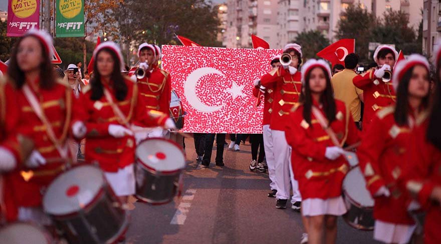 İZMİR'DE, 29 EKİM CUMHURİYET BAYRAMI KUTLAMALARI KAPSAMINDA DÜZENLENEN ETKİNLİKTE 350 METRE UZUNLUĞUNDA TÜRK BAYRAĞI AÇILDI.