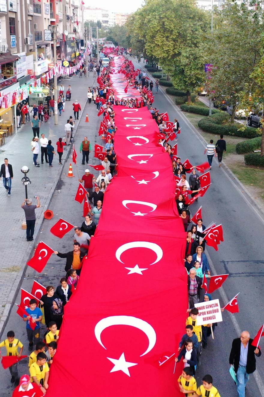 İZMİR'DE, 29 EKİM CUMHURİYET BAYRAMI KUTLAMALARI KAPSAMINDA DÜZENLENEN ETKİNLİKTE 350 METRE UZUNLUĞUNDA TÜRK BAYRAĞI AÇILDI.