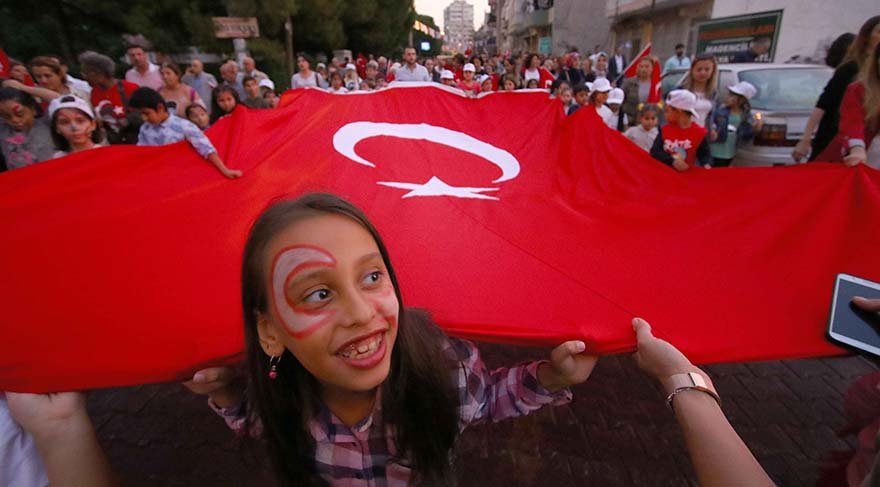 İZMİR'DE, 29 EKİM CUMHURİYET BAYRAMI KUTLAMALARI KAPSAMINDA DÜZENLENEN ETKİNLİKTE 350 METRE UZUNLUĞUNDA TÜRK BAYRAĞI AÇILDI.