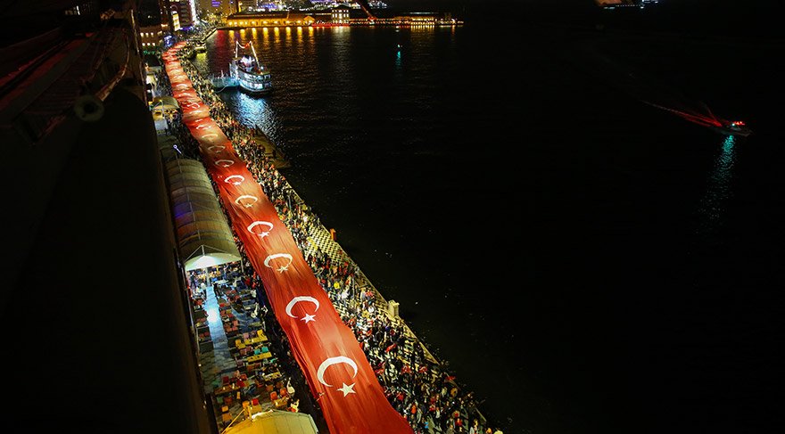 İZMİR'DE, 29 EKİM CUMHURİYET BAYRAMI KUTLAMALARI KAPSAMINDA DÜZENLENEN ETKİNLİKTE 350 METRE UZUNLUĞUNDA TÜRK BAYRAĞI AÇILDI.