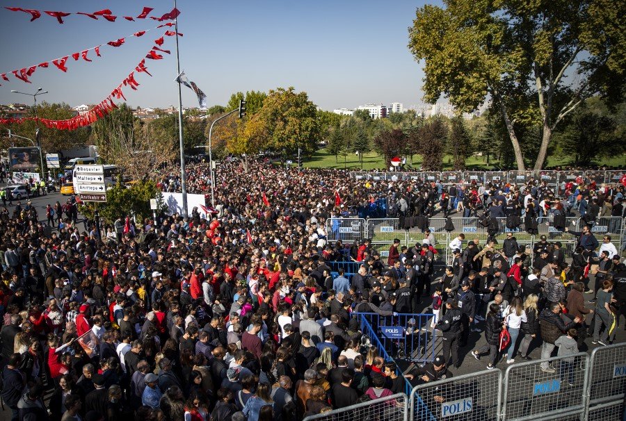 Cumhuriyet'in ilanının 96'ncı yıl dönümü dolayısıyla çok sayıda vatandaş Anıtkabir'i ziyaret etmek için girişte uzun kuyruklar oluşturdu.