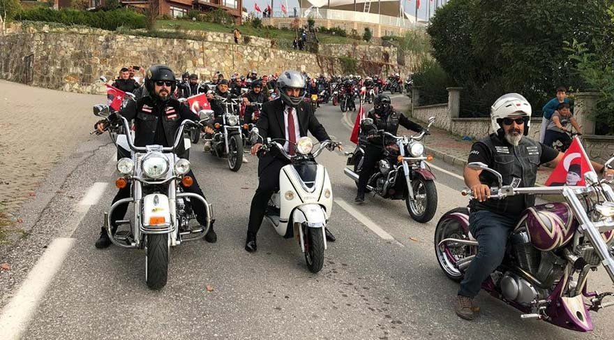 SAKARYA HENDEK BELEDİYE BAŞKANI BABAOĞLU, HENDEK'TE BİR ARAYA GELEN YÜZLERCE MOTOSİKLET TUTKUNUYLA CUMHURİYET SÜRÜŞÜ GERÇEKLEŞTİRDİ.