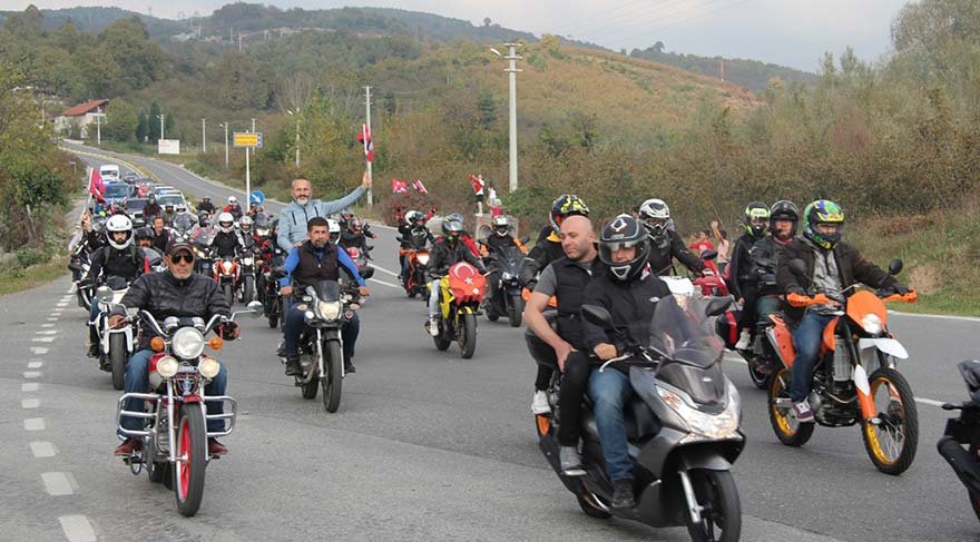 SAKARYA HENDEK BELEDİYE BAŞKANI BABAOĞLU, HENDEK'TE BİR ARAYA GELEN YÜZLERCE MOTOSİKLET TUTKUNUYLA CUMHURİYET SÜRÜŞÜ GERÇEKLEŞTİRDİ.