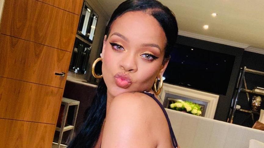 Rihanna’dan iç çamaşırlı poz!