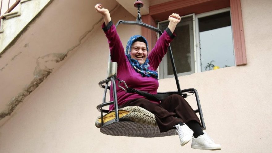 Yürüme engelli kadın, artık evine asansörle çıkacak