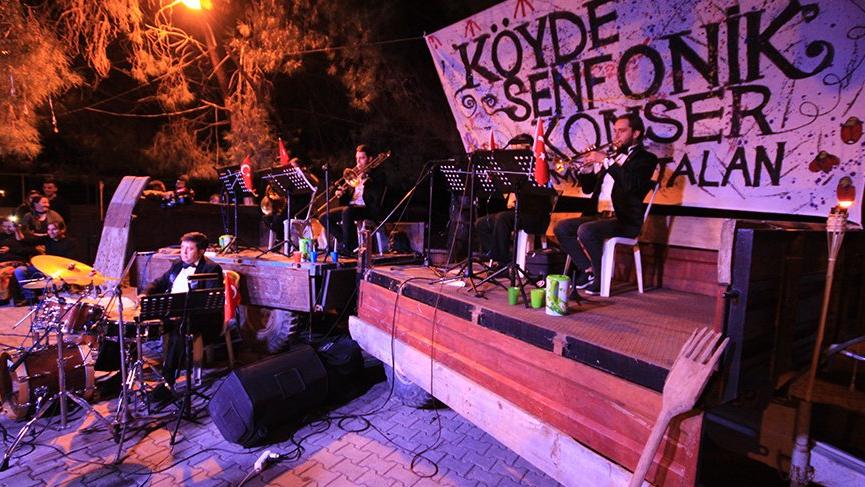 Odun ateşinde, traktör kasasında senfonik konser