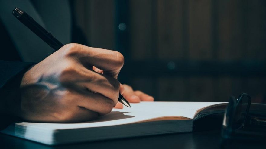 Başüstüne nasıl yazılır? TDK’ya göre ‘baş üstüne’ bitişik mi, ayrı mı yazılır?