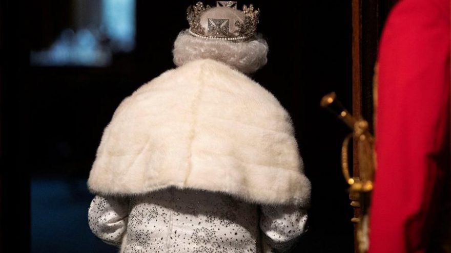 Kraliçe Elizabeth gerçek kürk kullanmayı bıraktı