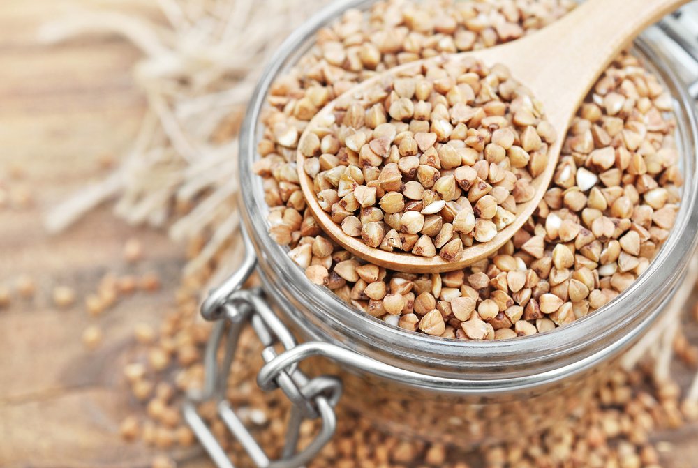 KARABUĞDAY, KİNOA, BULGUR: Karabuğday, kinoa, bulgur gibi tam tahıl taneleri diğer tahıllara göre yüksek lif nispeten daha fazla protein içeriyorlar. Glisemik indeksi düşük olan bu tam tahıllar içerdikleri posa sayesinde bağırsaklarda iştahı baskılayan hormonları aktive etmeye yardımcı oluyorlar. Diyette beyaz un, ekmek veya pirinç ile yer değiştirilip porsiyon kontrolünde tüketildiğinde uzun süre tokluğa ve kilo vermeye büyük katkı sağlıyorlar.