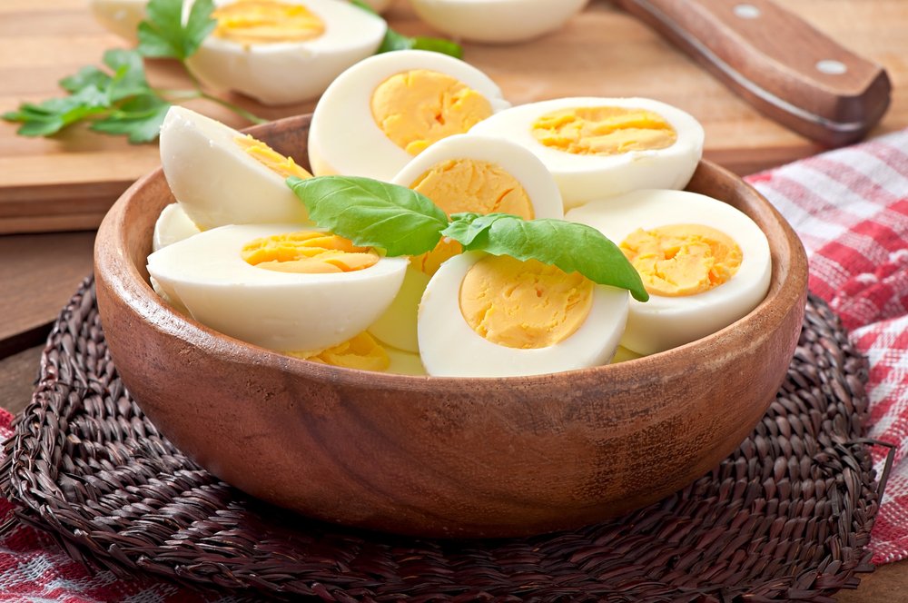 YUMURTA: Yumurta, dolgunluk hissi üzerinde güçlü bir etkiye sahip, besleyici, yüksek protein içeren mucizevi bir besin. Tam bir yumurta vücudunuzun üretemediği 9 aminoasitin tamamını içeriyor ve bu amino asitler sindirildikten sonra bağırsaklarınızdaki iştah bastırıcı hormonların salınmasını tetikliyor.