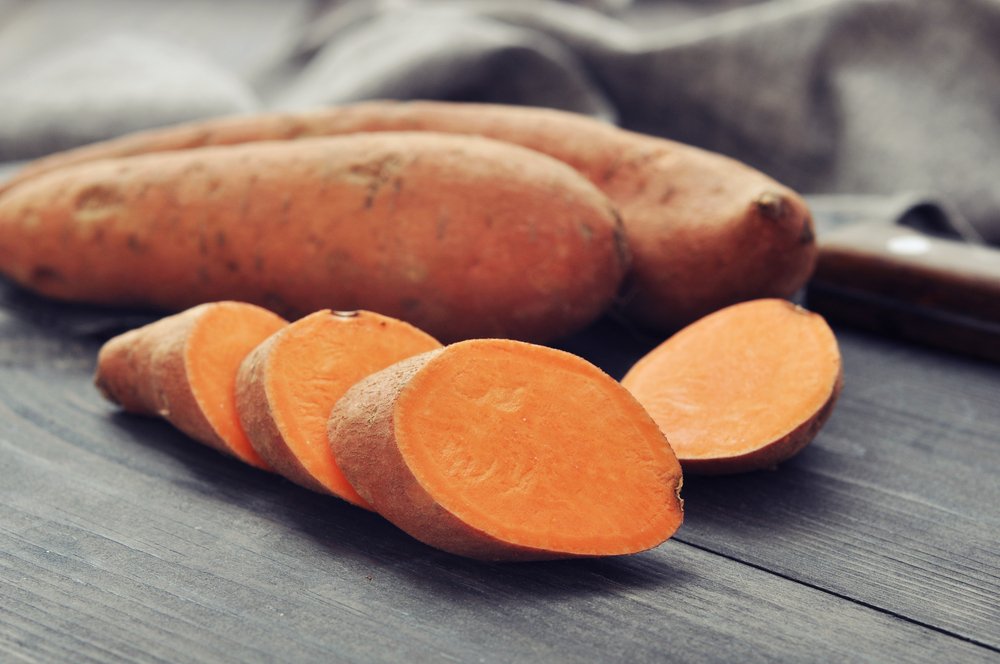 TATLI PATATES: 1 kase haşlanmış ya da fırınlanmış tatlı patatesin 1 ince dilim ekmekle aynı kaloride olduğunu biliyor muydunuz? Antioksidanlardan zengin olan tatlı patates yüksek su ve posa içeriğiyle aynı enerjideki diğer besinlere göre daha uzun süre tok kalmanıza ve bir sonraki öğünde daha az yemenize destek oluyor.