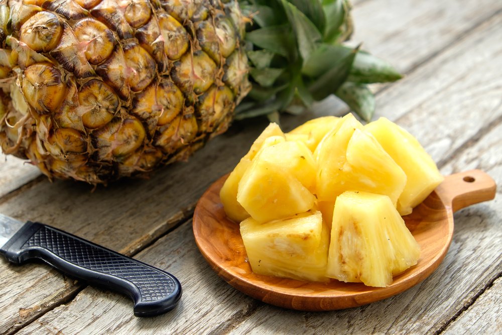 ANANAS, ELMA VE PORTAKAL: Meyveler yüksek oranda su ve posa içerdikleri için aynı kaloride meyve suyu ya da tatlılara göre midede çok daha fazla yer kaplıyorlar ve doygunluk hissine katkı sağlıyorlar. Özellikle de ananas, elma ve portakalın posa ve su içerikleri ve doygunluk indeksleri yüksek. Elmayı bol su ile yıkayıp kabuğuyla, portakalı ise kabuğunu ince soyup altında kalan beyaz posasıyla tüketerek daha fazla posa alabilir ve daha uzun süre tok kalabilirsiniz.