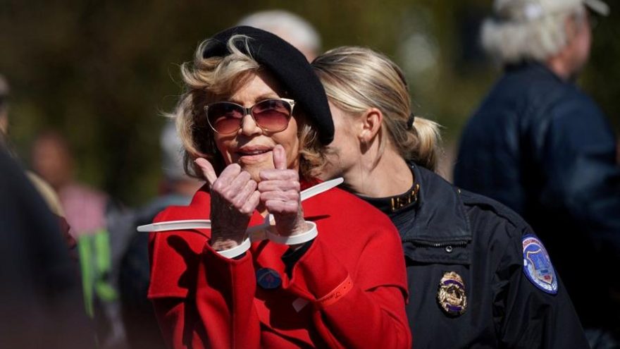 Jane Fonda eyleme katıldığı kırmızı paltosu ile sembol haline geldi