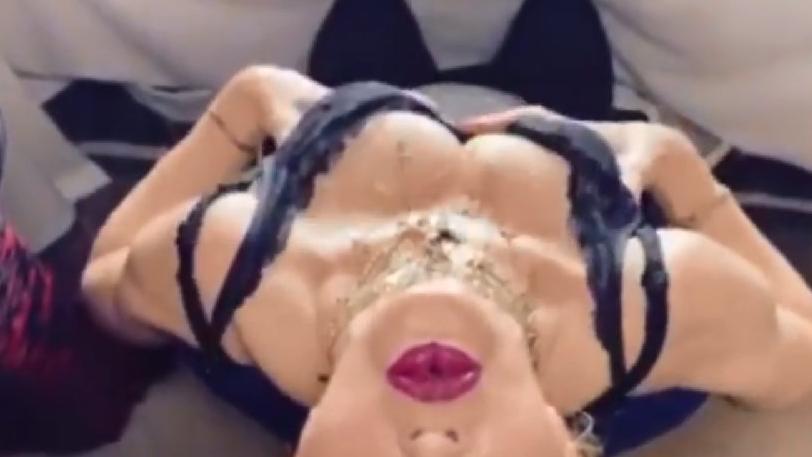 Madonna ses tellerini ısıtırken çekilmiş videosuyla dikkat çekti