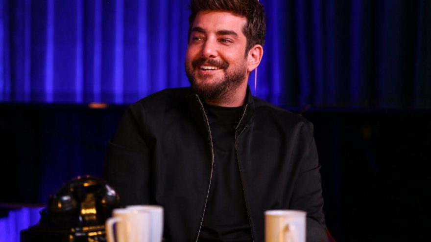 Enis Arıkan koltuktan düştü, uzun süre kalkamadı!