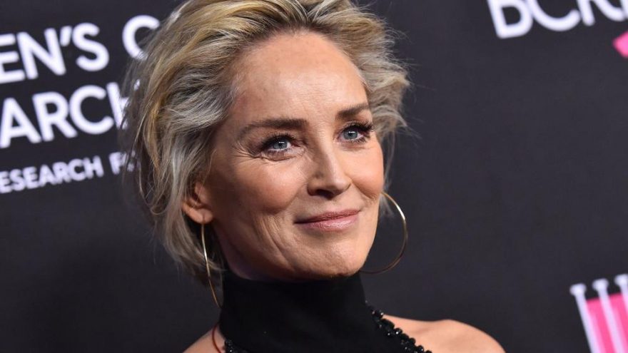 Sharon Stone canlı yayında meşhur sahneyi yeniden canlandırdı