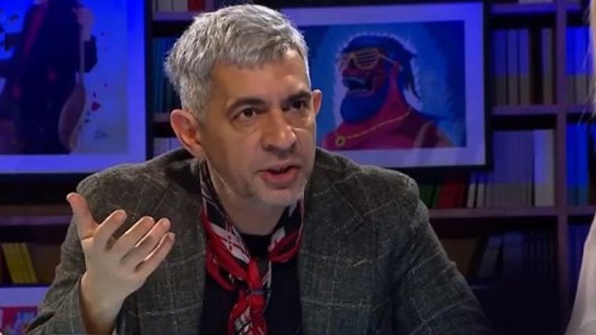 Okan Bayülgen’den çocuklarıyla oynayan babalara: Gerzek!