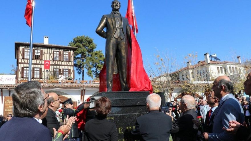 Safranbolu Köyiçi Meydanı’nda Atatürk heykeli açıldı