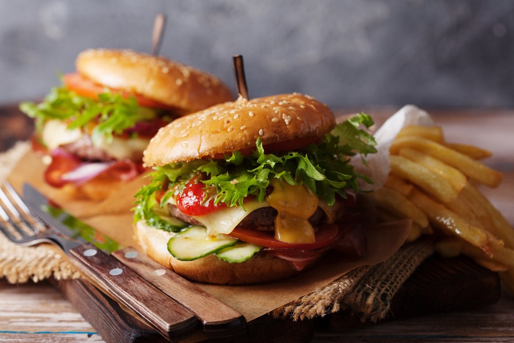 -Fast food, konserve gıdalar ve dondurulmuş gıdaların tüketimini sınırlandırın.</br></br>-Beyaz ekmek, makarna ve şeker gibi işlenmiş besinlerden uzak durun.</br></br>-Alkol ve sigara kullanmayın.</br></br>-Zeytinyağı gibi sağlıklı pişirme yağları kullanın.