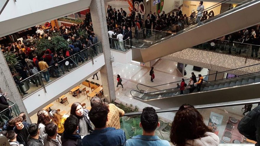Mağaza açılışı, izdiham nedeniyle ertelendi!
