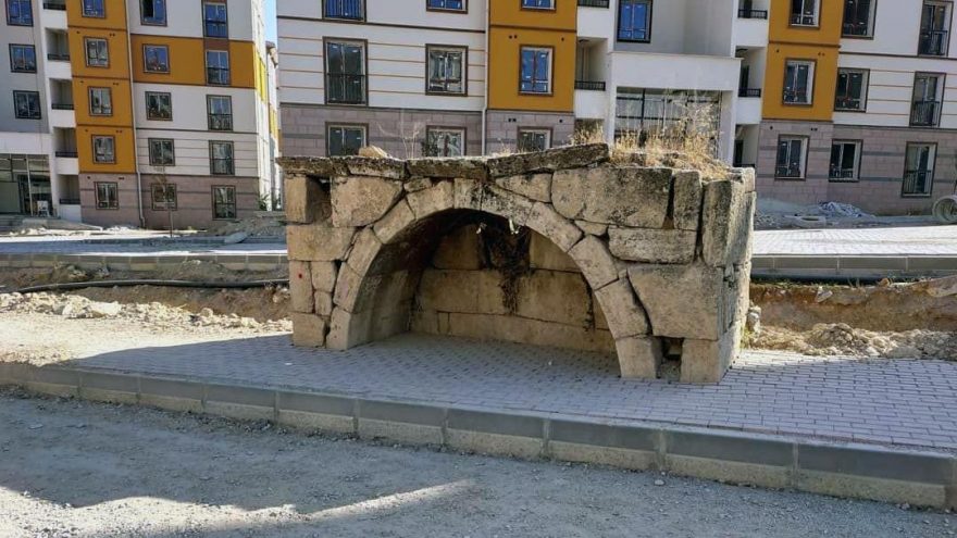 TOKİ geldi, tarihi çeşmeyi bu hale getirdi