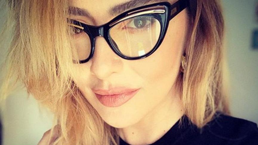 Hadise yeni haftayı bornozlu ve makyajsız karşıladı