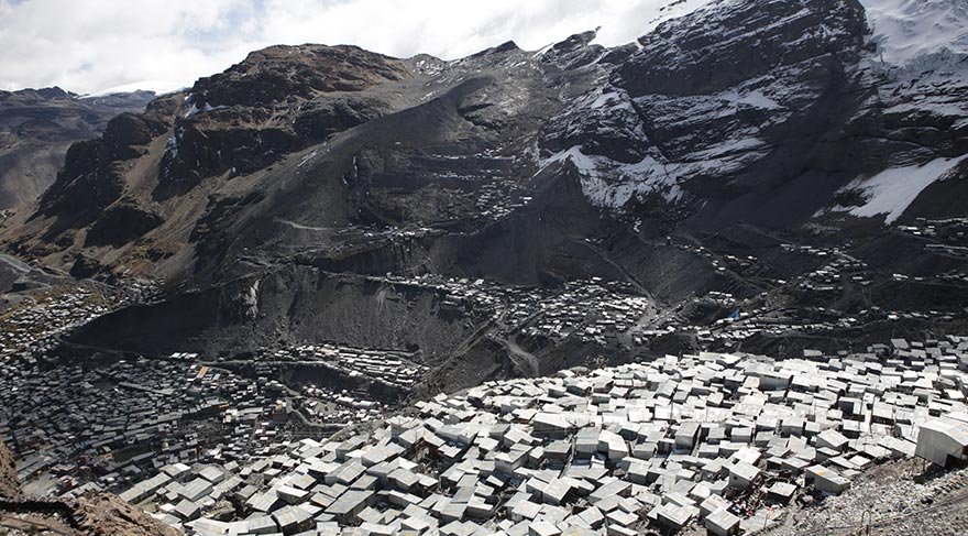 And Dağları'nın Peru sınırı içinde yer alan La Rinconada kenti, 5100 metre ile dünyanın en yüksek rakımlı yerleşim birimi ünvanına sahip.