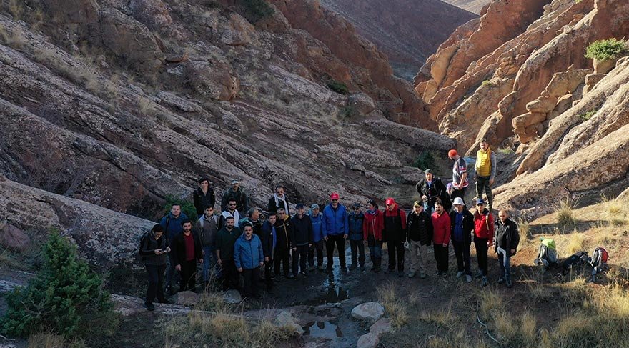 Sivas merkeze yaklaşık 15 kilometre mesafedeki kayalıklara, dağcılık kulüplerinin organizasyonuyla yıl içerisinde çeşitli tırmanışlar gerçekleştiriliyor.