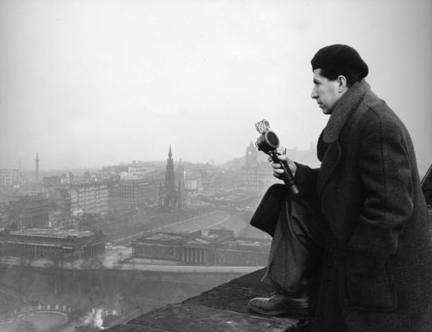 BBC Türkçe Servisi'nden İzgan Baz, ayda bir yayınlanan İki Şehir programı için Edinburgh'da kayıt yapıyor. O bölümde program Edinburgh ve Konya'yı buluşturuyordu. (25/02/1954)